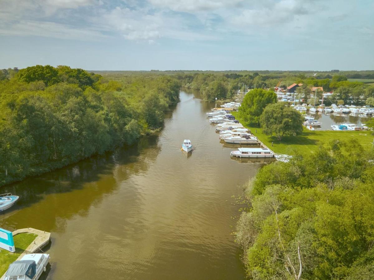 Adorable Two Bed Norfolk Broads Holiday Home - River Views With Moorings & Fishing Stalham Eksteriør billede