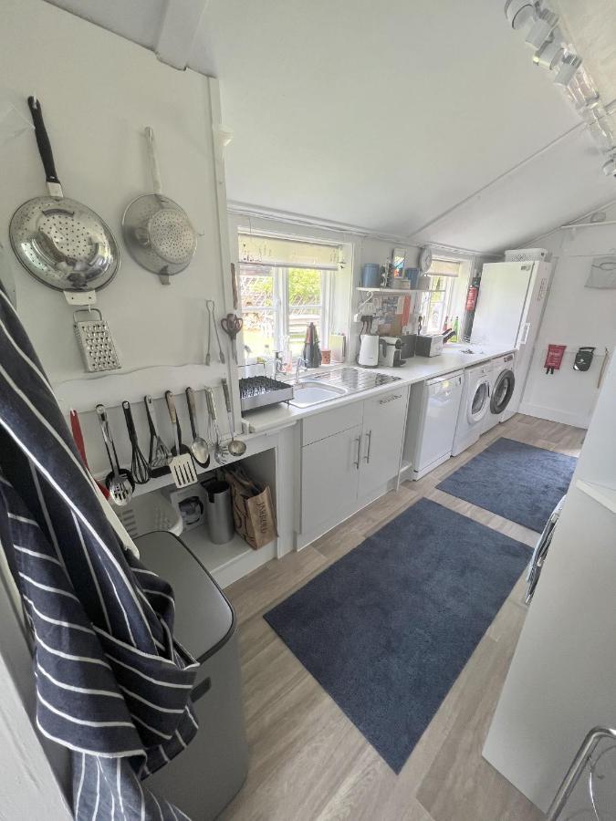 Adorable Two Bed Norfolk Broads Holiday Home - River Views With Moorings & Fishing Stalham Eksteriør billede