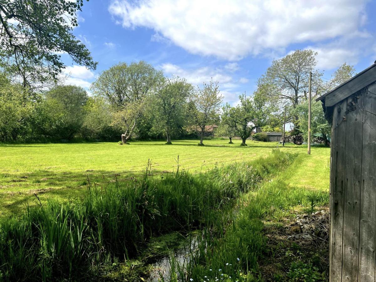 Adorable Two Bed Norfolk Broads Holiday Home - River Views With Moorings & Fishing Stalham Eksteriør billede