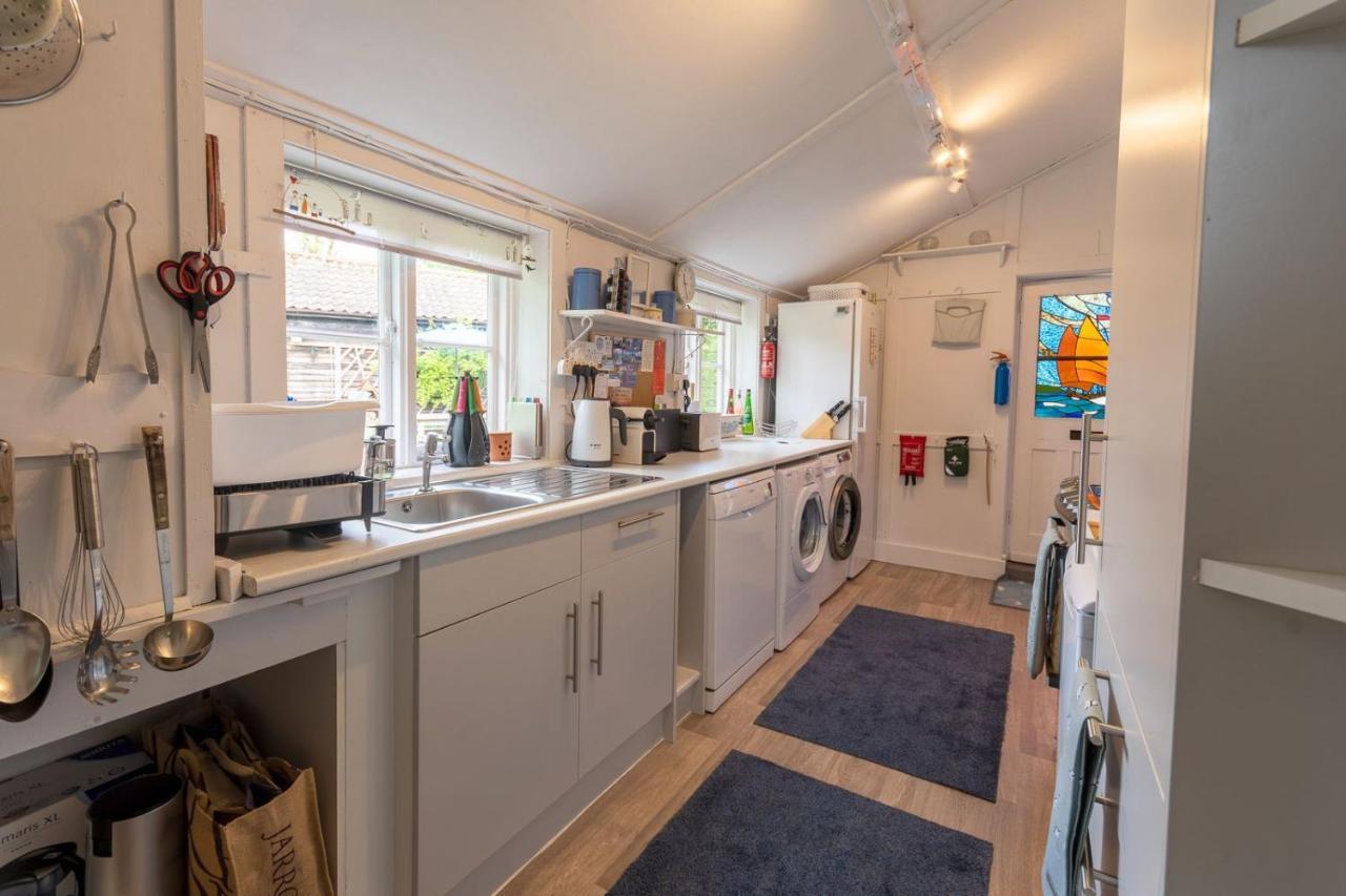 Adorable Two Bed Norfolk Broads Holiday Home - River Views With Moorings & Fishing Stalham Eksteriør billede