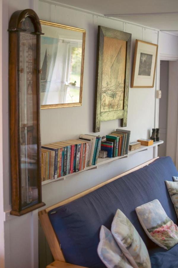 Adorable Two Bed Norfolk Broads Holiday Home - River Views With Moorings & Fishing Stalham Eksteriør billede