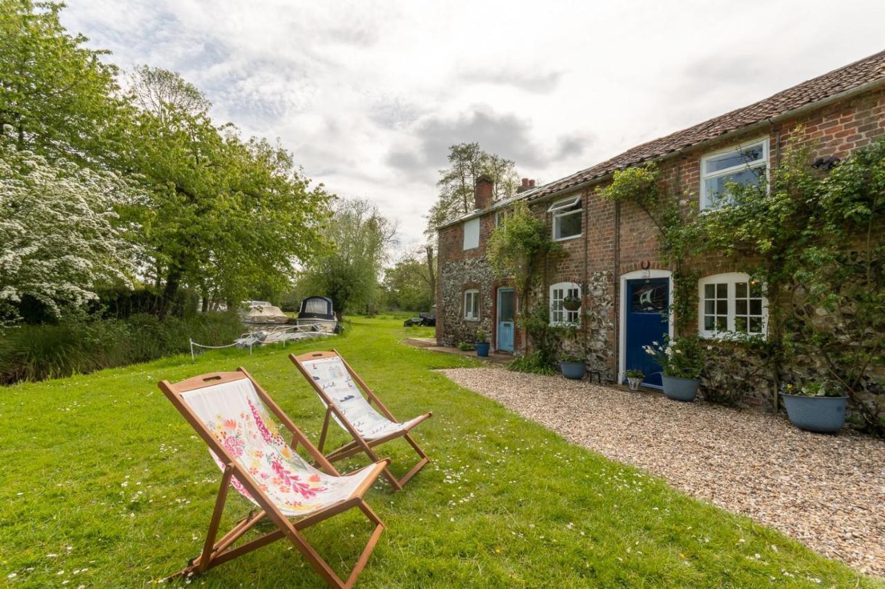 Adorable Two Bed Norfolk Broads Holiday Home - River Views With Moorings & Fishing Stalham Eksteriør billede