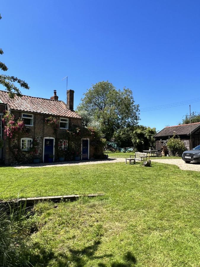 Adorable Two Bed Norfolk Broads Holiday Home - River Views With Moorings & Fishing Stalham Eksteriør billede