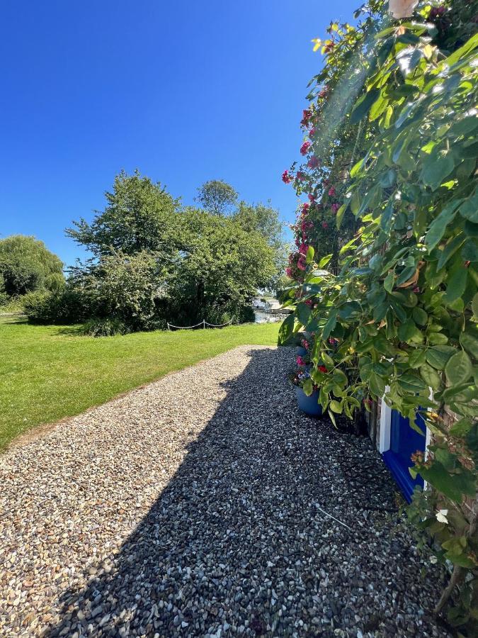 Adorable Two Bed Norfolk Broads Holiday Home - River Views With Moorings & Fishing Stalham Eksteriør billede