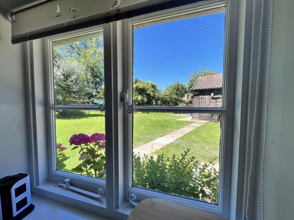 Adorable Two Bed Norfolk Broads Holiday Home - River Views With Moorings & Fishing Stalham Eksteriør billede