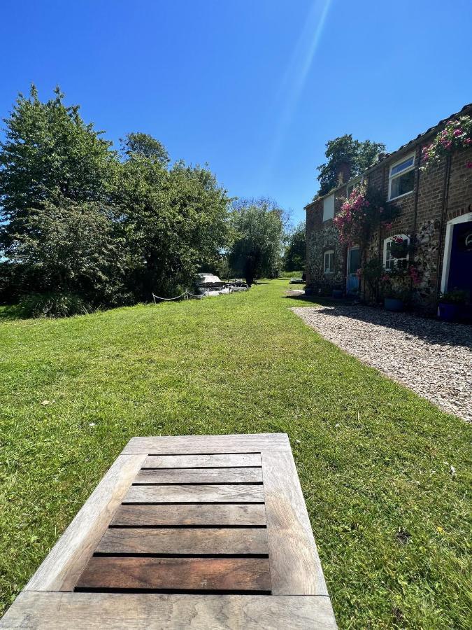 Adorable Two Bed Norfolk Broads Holiday Home - River Views With Moorings & Fishing Stalham Eksteriør billede