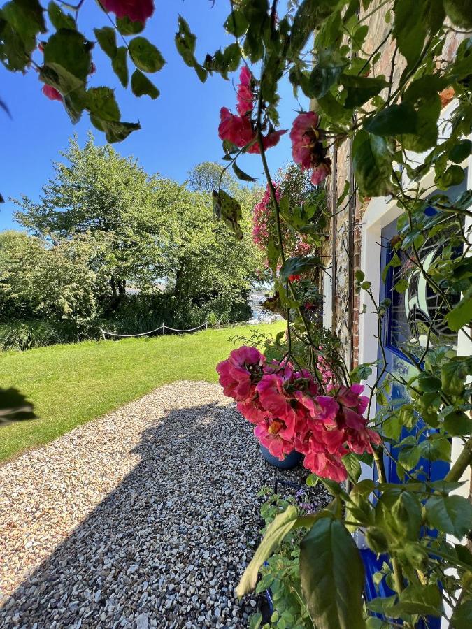 Adorable Two Bed Norfolk Broads Holiday Home - River Views With Moorings & Fishing Stalham Eksteriør billede